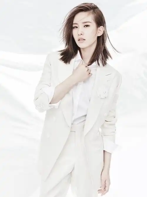 帅气简约的白色西装套装也能玩转自如,正如刘诗诗的这套穿搭,帅气不止