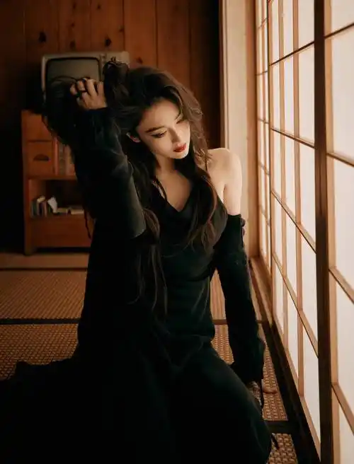 张馨予穿礼服小露香肩诠释性感又危险的修女形象