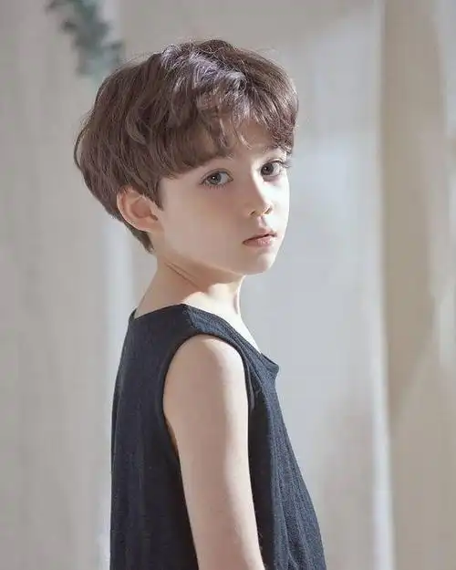 这位小朋友圆圆的锅盖头配上纹理烫发变得更加可爱,萌萌的特别讨人