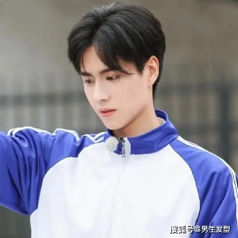 原创适合"学生党"的4款男生发型,剪完帅气又阳光,很值得一试