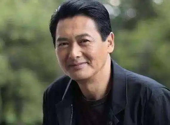 周润发满头银发现身活动现场,看上去精神矍铄,意气风发