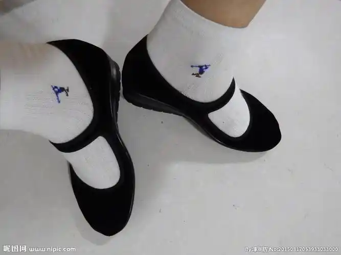 女友黑布鞋特写图片