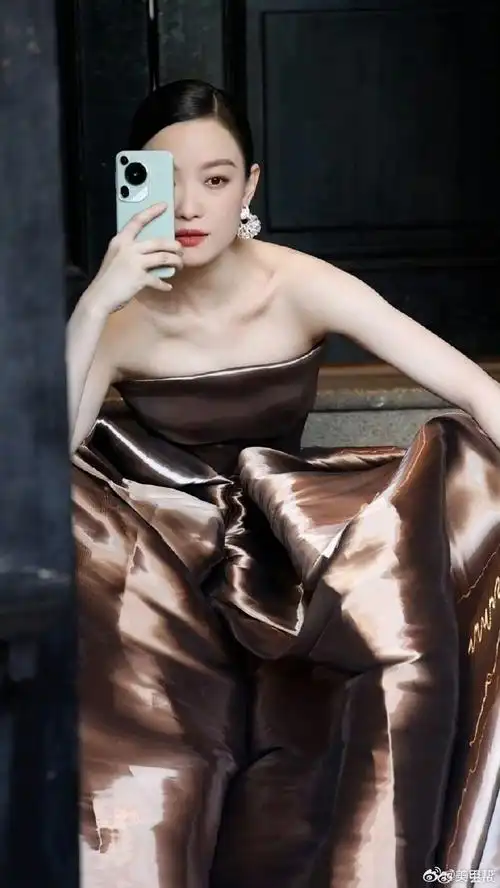 倪妮##倪妮金棕流光裙#倪妮在最近的时尚大片中,穿上了一款令人眼前