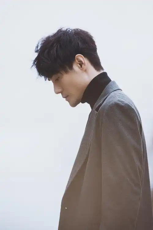 《一人份的孤独》作为歌手王凯音乐专辑《画外音》第一首主打,一经