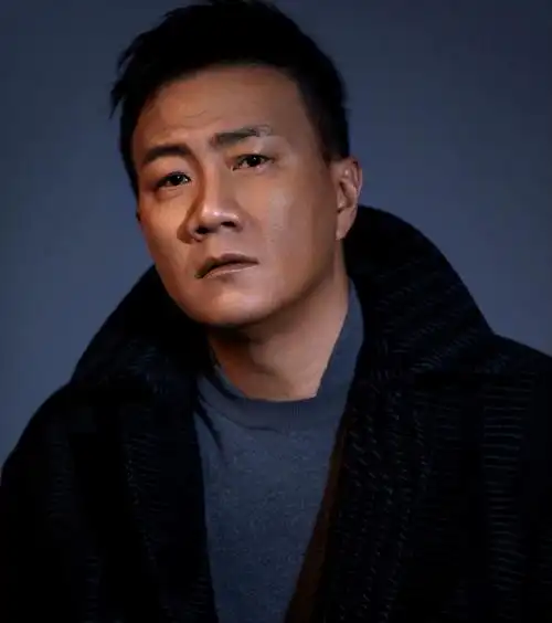 胡军:与初恋女友交往23年,不担心绯闻,婚后儿女双全,幸福美满