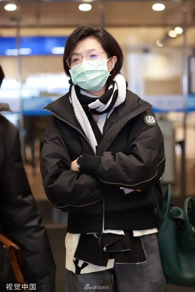 组图:万茜抵达首都机场 穿着随性保暖素颜出街不惧镜头