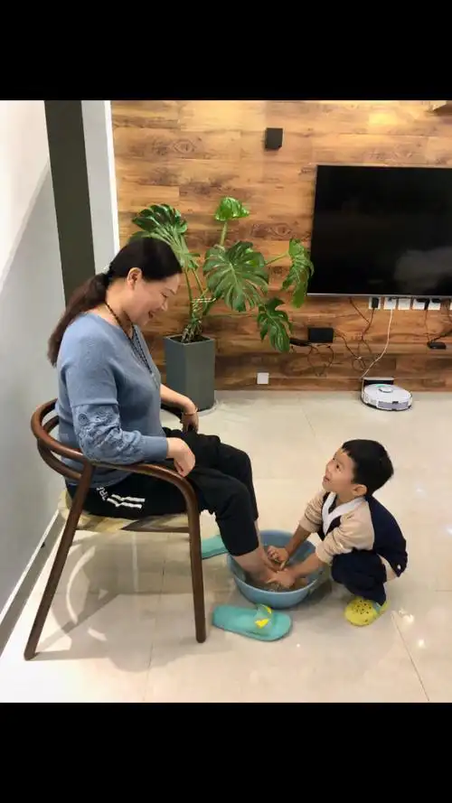 9699给奶奶洗脚