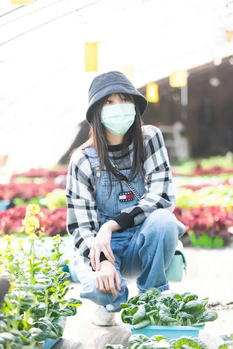 郑爽近日穿搭,元气又时髦