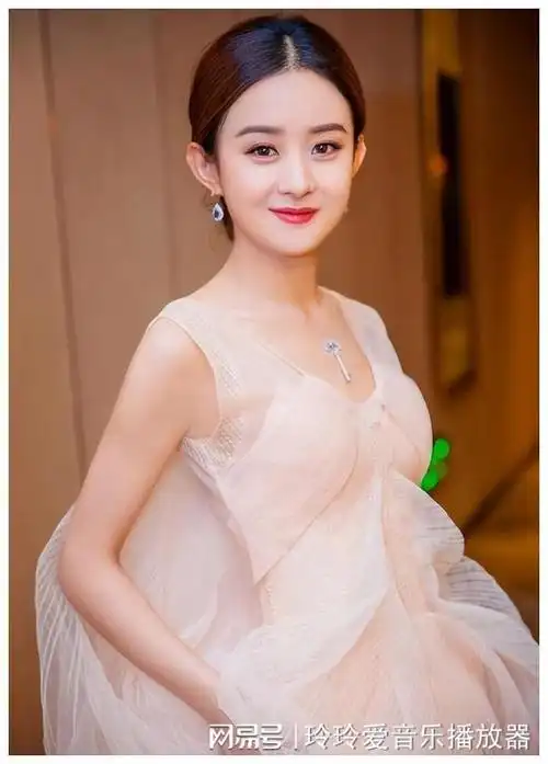 赵丽颖新年首曝侧颜照高挺鼻梁惊艳登场红色背景下尽展魅力