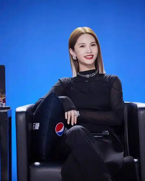 《沸腾校园》一刀切短发造型写真 秀性感小蛮腰笑容治愈_杨丞琳_短发