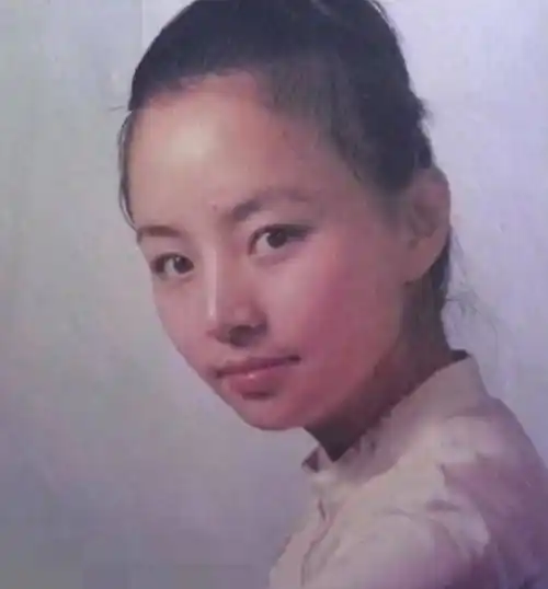 温馨时刻:63岁宋丹丹与儿子儿媳欢度春节,鱼尾纹笑容中展现温情_生活