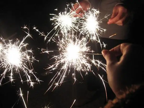 在海边放烟花,感觉没有小时候来的兴奋