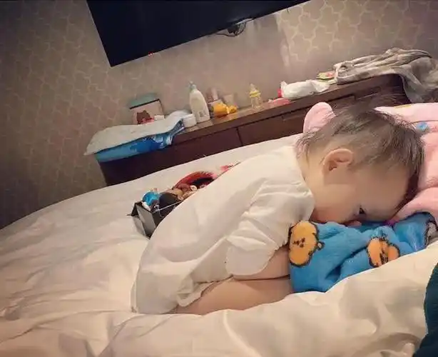 董子健女儿大福呆萌出镜脸蛋肉嘟嘟大额头抢镜是爸爸的缩小版