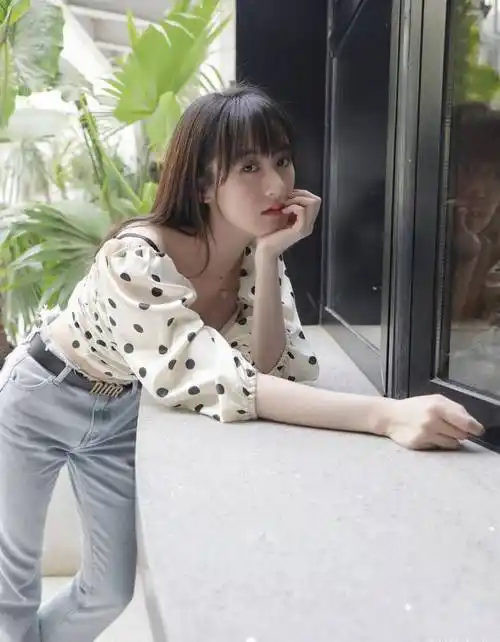 袁冰妍28岁还能演高中生,穿波点上衣牛仔裤,配齐刘海清纯甜美