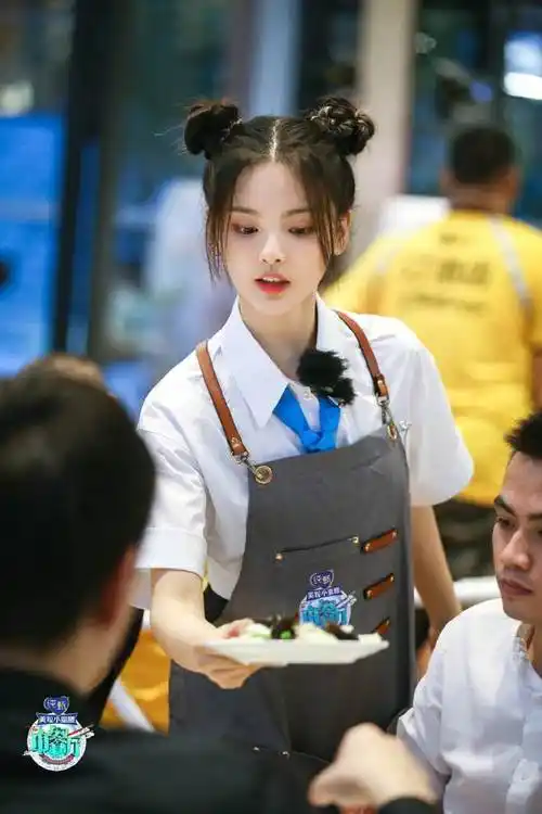 杨超越打工4年买不起一件贵衣服当了半年明星就赚了7000万