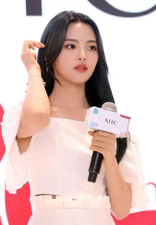 杨超越25岁生日照大放送绝美黑白纱裙惊艳全场网友狂赞不已