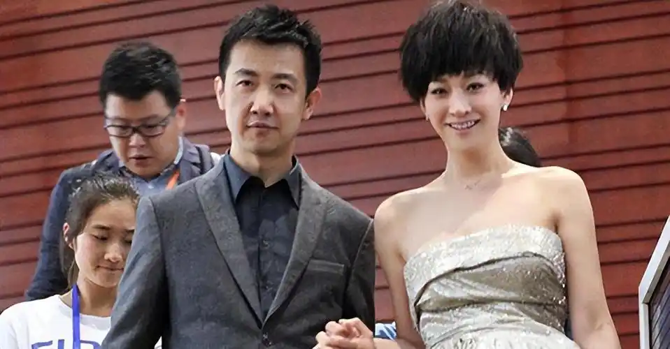 李小冉和鄢颇什么时候在一起的(梅婷前夫鄢颇与李小冉的故事)-韩剧网