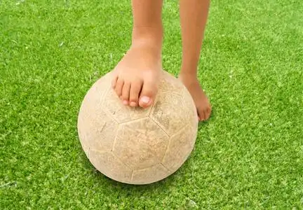 赤脚男孩小男孩 lyi鞣酸处理的欢乐的孩子们跑赤脚的向指已提到的人