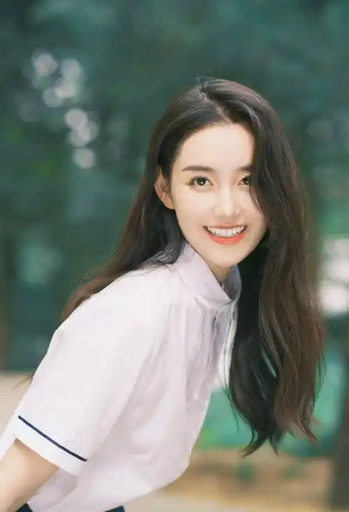 蒋依依学生装长发飘飘青春活力写真_笑容_照片_短裤