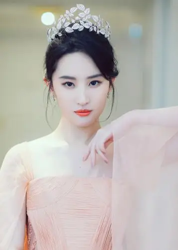 刘亦菲亮相chaumet摩纳哥晚宴