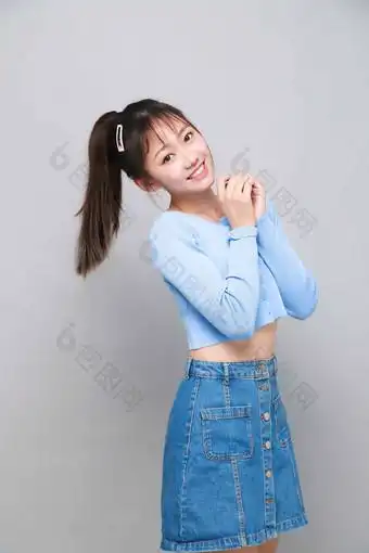 歪头青春活泼美女写真