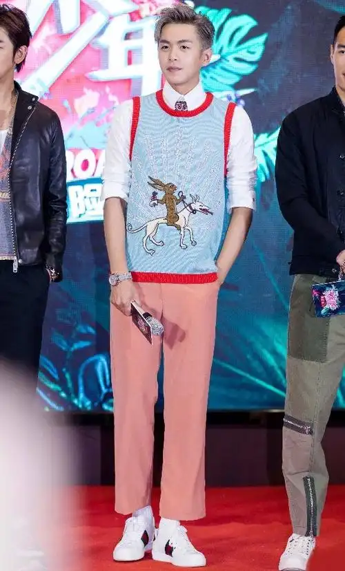 张若昀扎了小辫子亮相,穿牛仔套装帅气逼人,唐艺昕的眼光不错!