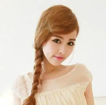 长发做成三股麻花辫的样子,头发用小皮筋简单的固定,发尾的蓬松感会