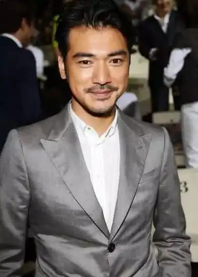 第四名:金城武杨洋可是娱乐圈中一位当红小鲜肉啦,而且杨洋的脸在娱乐