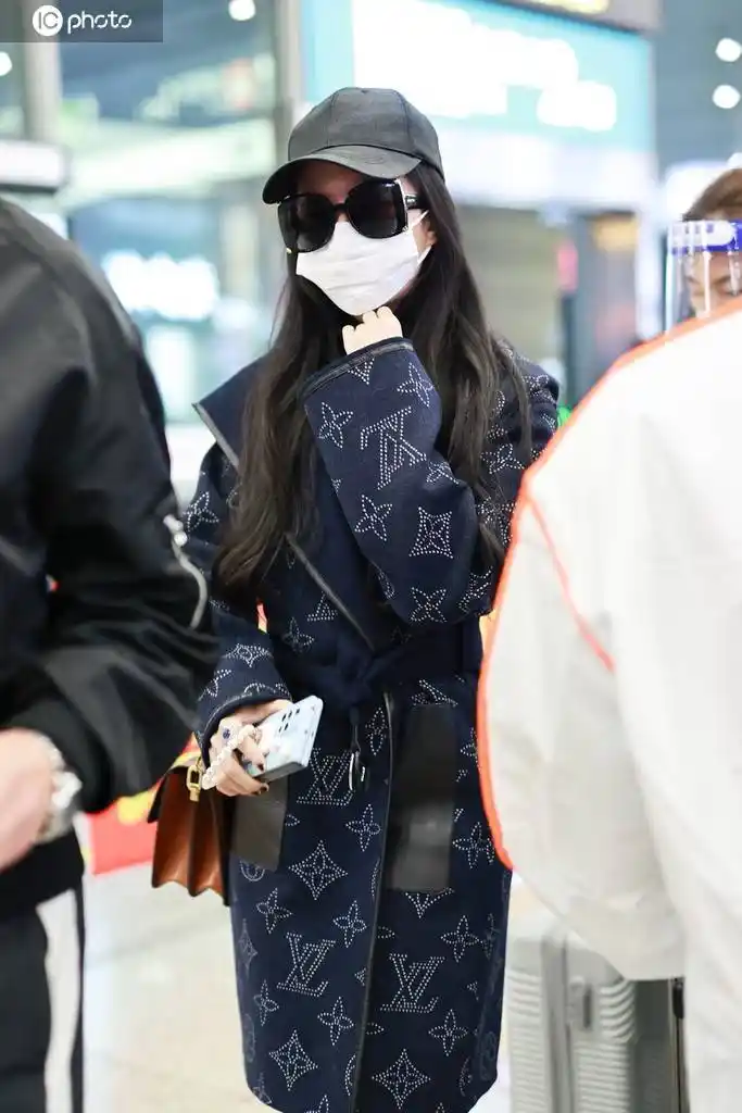 刘亦菲深蓝lv大衣墨镜现身机场