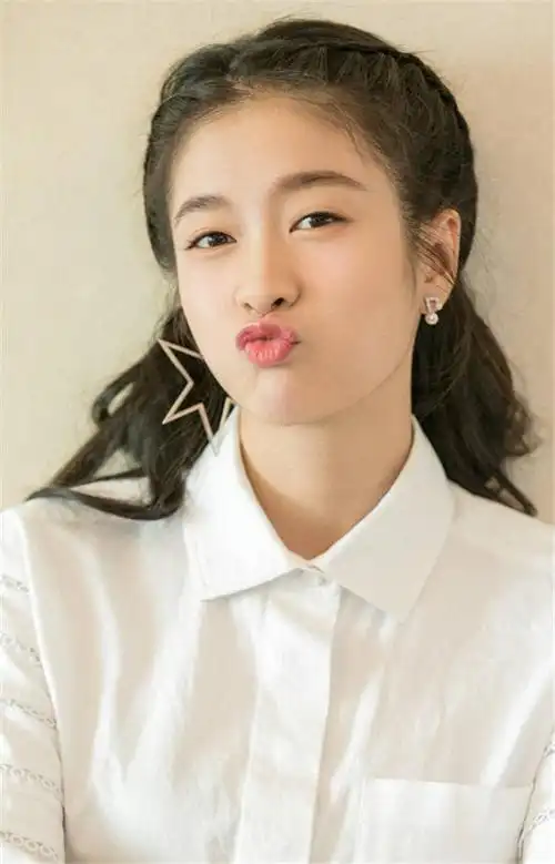 长着一张初恋脸孔的张雪迎,笑起来整个人都酥了,醉了