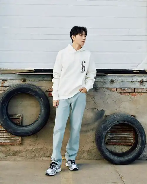 王俊凯|出发官方造型图,白色卫衣蓝色牛仔裤,清爽干净的一套look.