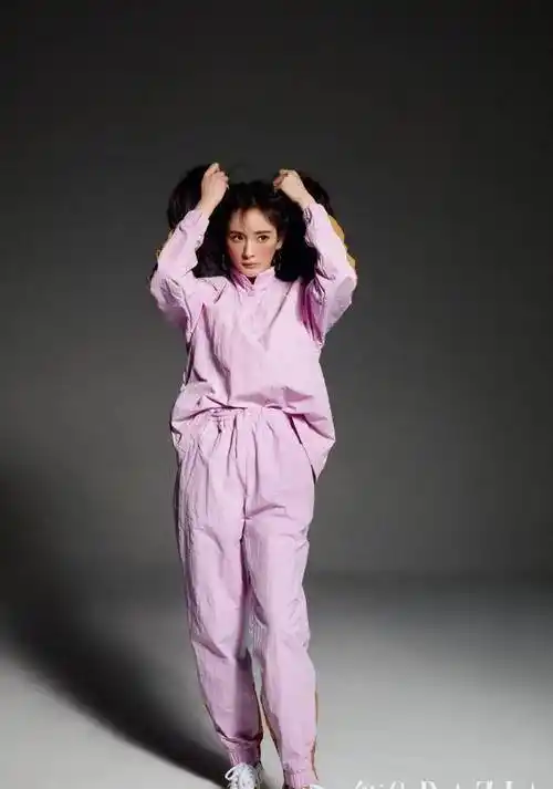 杨幂登红秀11周年封面,慵懒卷发复古穿搭女神范十足,美丽非凡_运动服