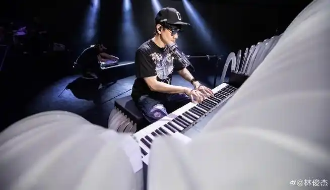 林俊杰超话#林俊杰官宣世界巡回演唱会#组图:弹钢琴的帅气@林俊杰你