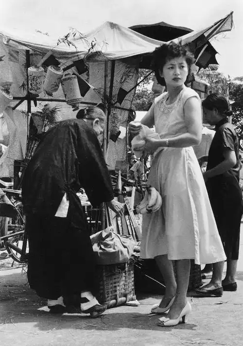 老照片:套圈,看小人书,50年代的台湾原来和大陆差不多