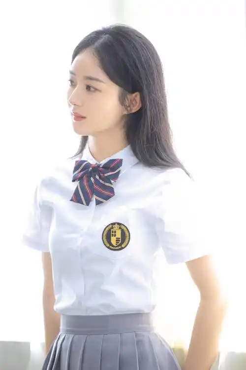 赵丽颖穿校服变身最美学姐 笑容清纯气质温婉动人