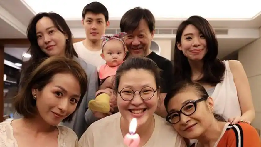 寇世勋全家福曝光,原配罕露面气质好,儿子仍未娶2岁半孩子的妈