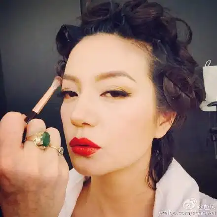 赵薇晒照中新网5月4日电 今日,赵薇在微博晒照,妆容似似包租婆.