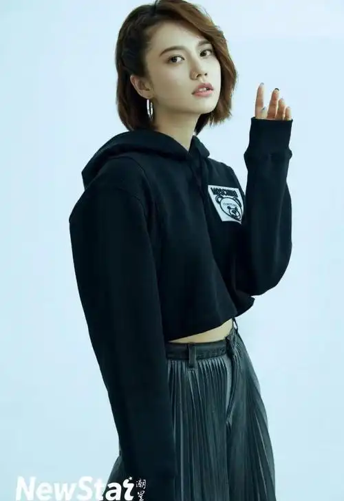 《亲爱的》剪了短发的孙亚亚,七套造型演绎早秋穿搭,美到不敢认