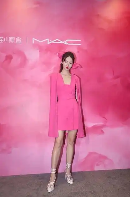 金晨真敢穿一身芭比粉连衣裙招摇过市轻松美出新高度