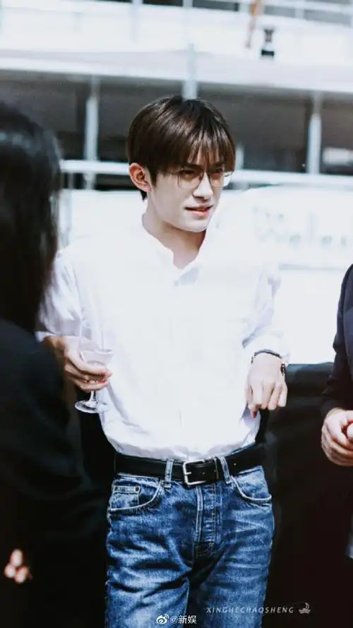 烊千玺戛纳生图,白衬衫 蓝色牛仔裤 金丝眼镜,这禁欲系的打扮和游刃有