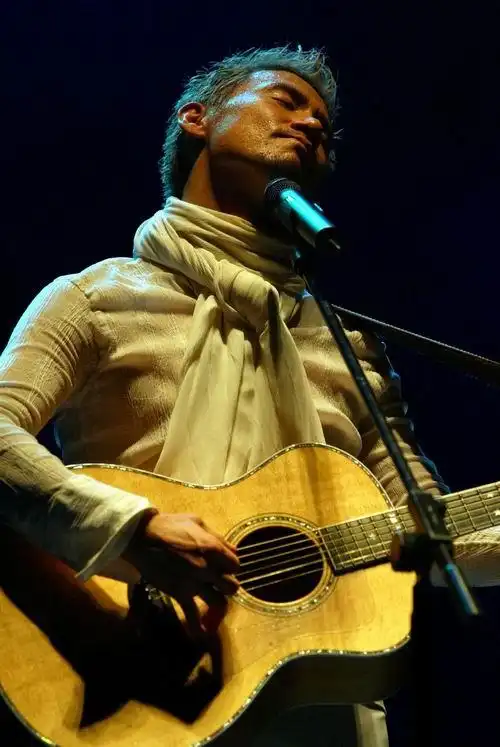 图文:张学友广州献唱搅热全场(2)--天王与吉他