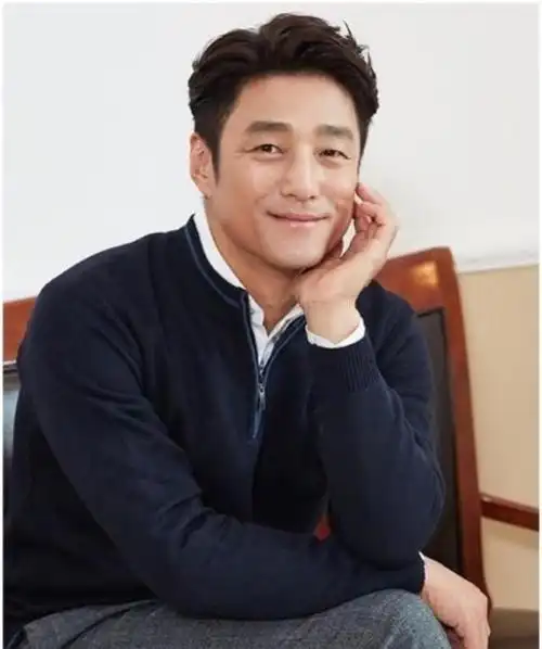 池珍熙出生于1971年,是当今韩国银幕上非常有魅力的男演员,1997年