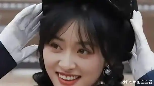 郭俊辰给沈月送奶茶,却看到她跟何与玩的开心,小郭选择默默关心