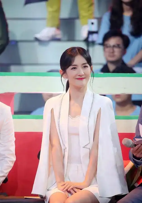 谢娜沙漠拍写真!一袭纱裙清爽又飘逸,古风与现代结合不失时尚感