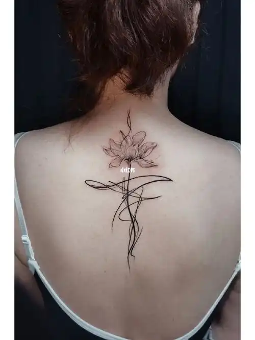 太好看啦小姐姐的脊柱纹身