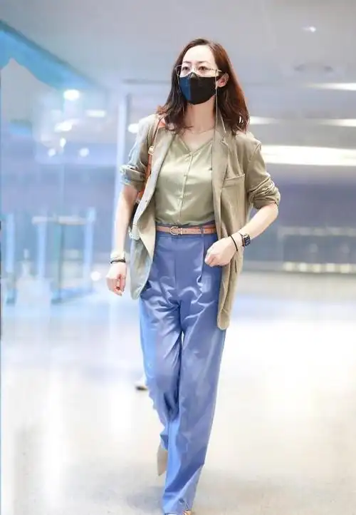 韩雪真是驻颜有方,穿开衫配西装简约潇洒,配链条眼镜挺时髦的|内搭