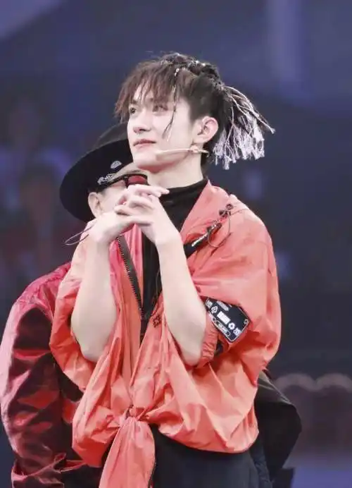 等节目的影响,越来越多的年轻人爱上了看起来狂放不羁的脏辫发型