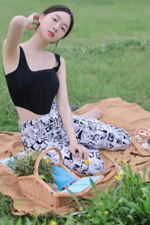 球鞋可不只是男生的专属,女生上脚一双球鞋便能比男生还帅气,毫不吹灰