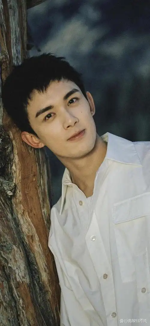 吴磊:一句话就化解迪丽热巴的年龄焦虑,凭实力带着姐姐暴富