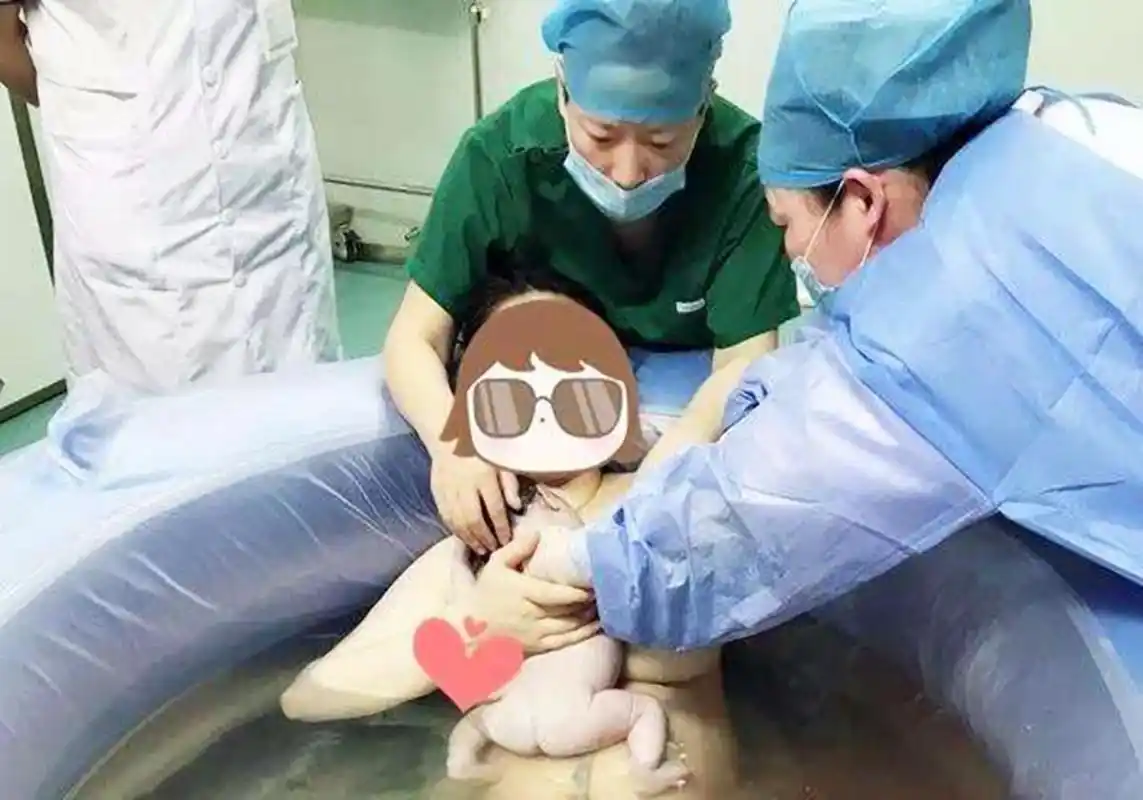 原创为啥明星宁愿剖腹也不选水中分娩医生这3个条件和金钱无关